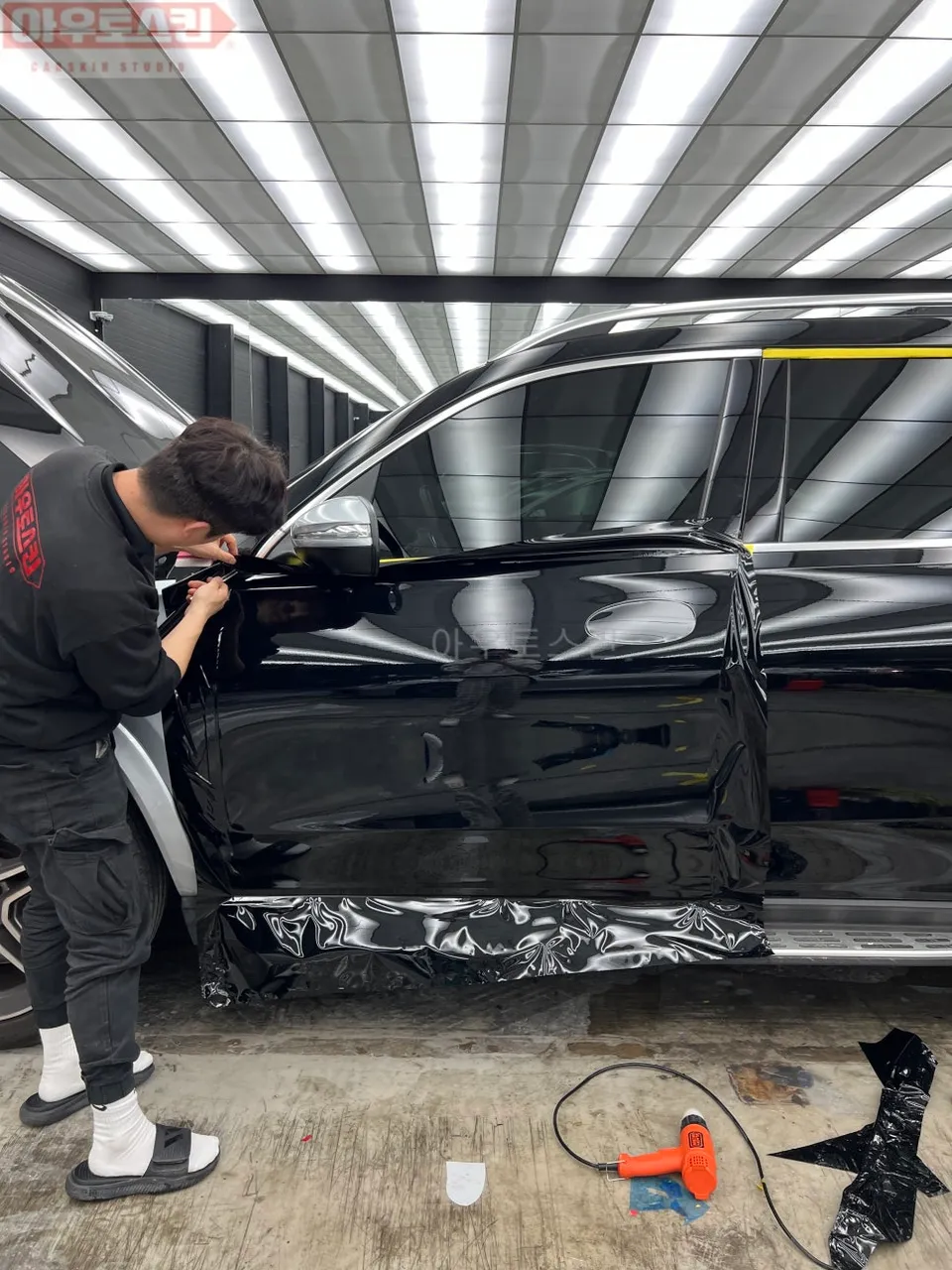 Mercedes-Benz GLSのカーラッピング事例｜ピアノブラック 施工写真 1-2