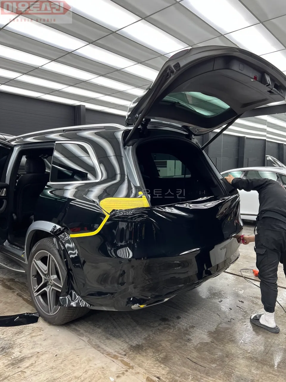 Mercedes-Benz GLSのカーラッピング事例｜ピアノブラック 施工写真 4-2