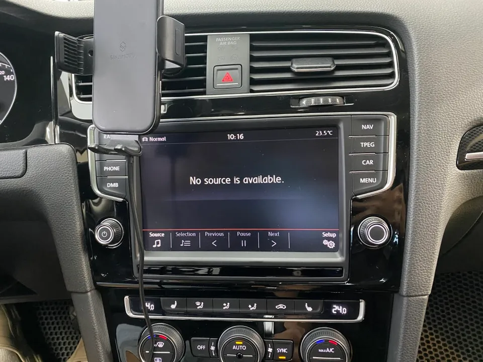 Volkswagen Golf 7th GenのAndroid Auto・CarPlay取付事例 施工写真 2