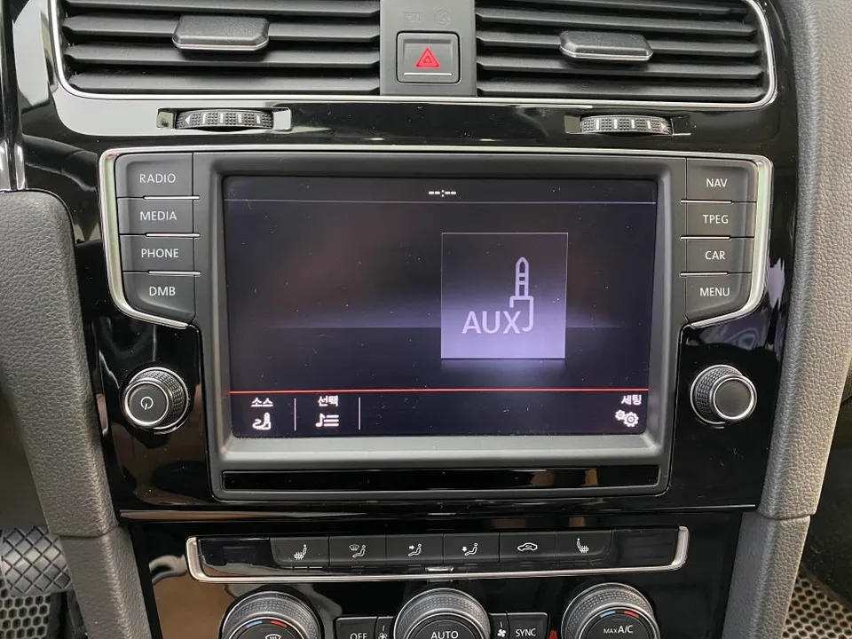Volkswagen Golf 7th GenのAndroid Auto・CarPlay取付事例 施工写真 3