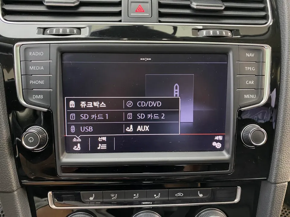 Volkswagen Golf 7th GenのAndroid Auto・CarPlay取付事例 施工写真 4