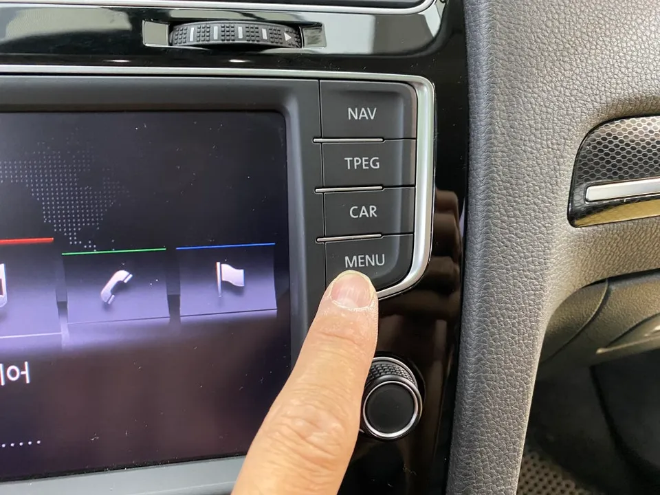 Volkswagen Golf 7th GenのAndroid Auto・CarPlay取付事例 施工写真 5