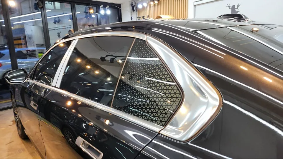 BMW 7 Series G11/G12のカーラッピング事例|クローム除去 施工写真 3-1