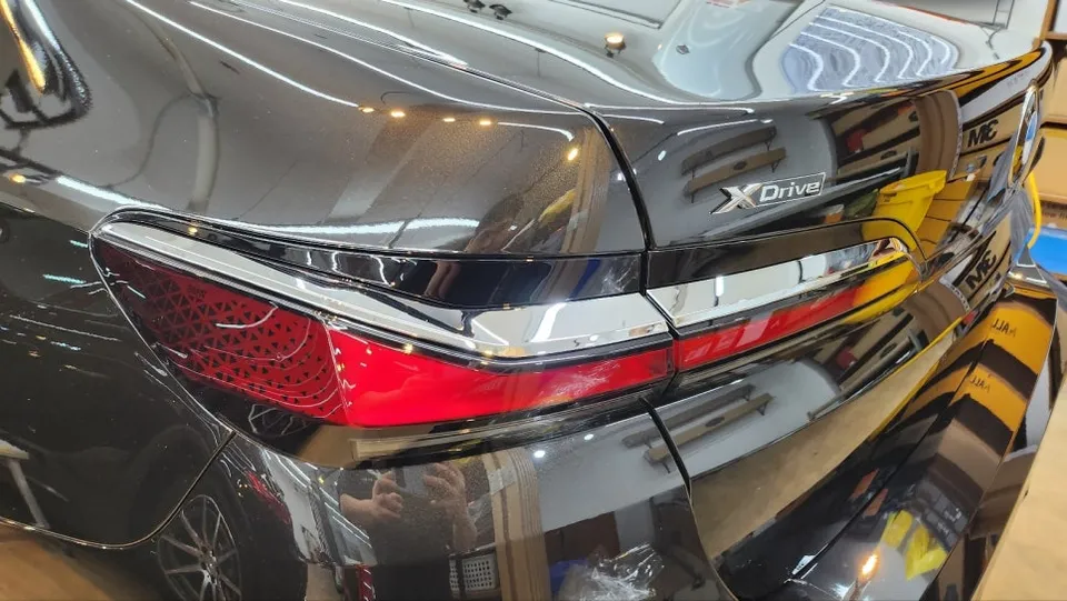BMW 7 Series G11/G12のカーラッピング事例|クローム除去 施工写真 1-2
