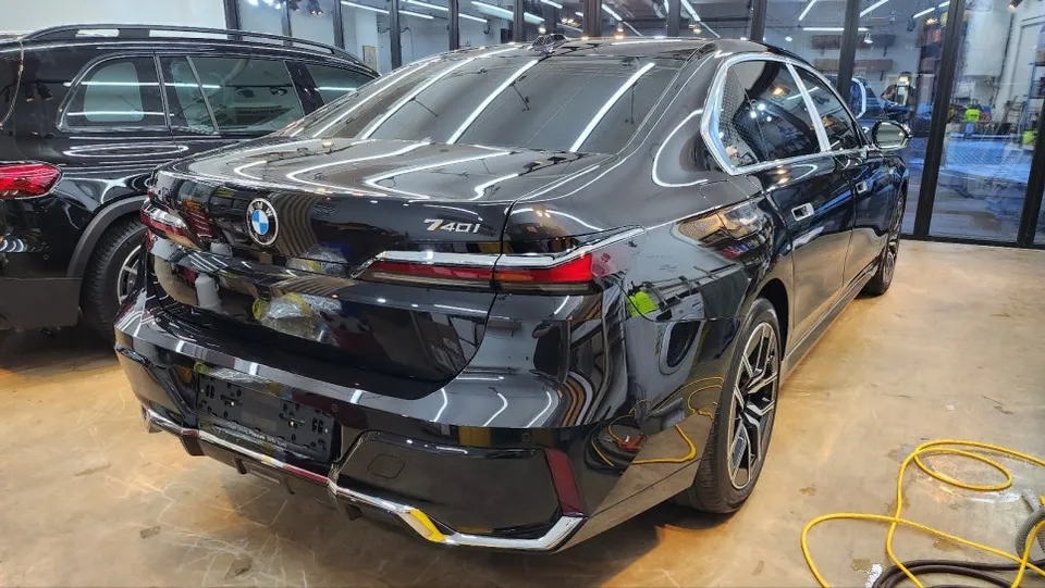 BMW 7 Series G11/G12のカーラッピング事例|クローム除去 施工写真 2-2