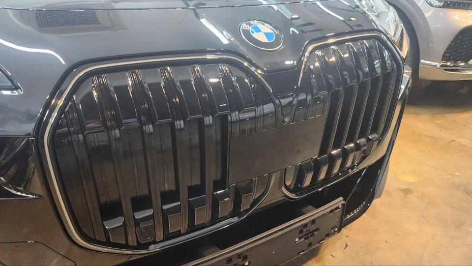 BMW 7 Series G11/G12のカーラッピング事例|クローム除去 施工写真 3-2