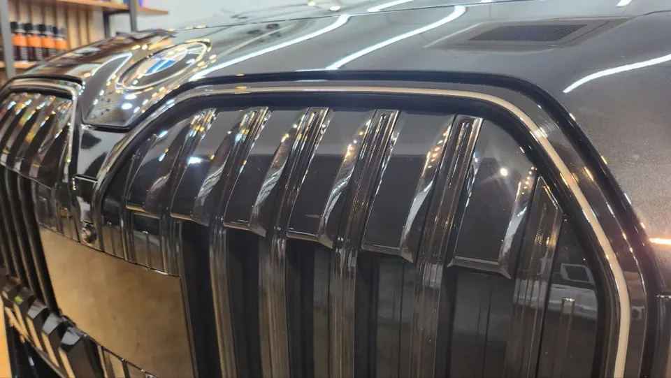 BMW 7 Series G11/G12のカーラッピング事例|クローム除去 施工写真 1-3