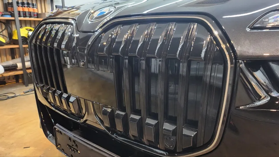 BMW 7 Series G11/G12のカーラッピング事例|クローム除去 施工写真 2-3