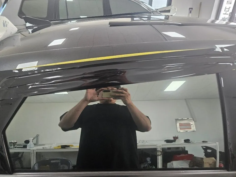 Kia K5のカーラッピング事例|クロームパーツをブラック化 施工写真 3-3