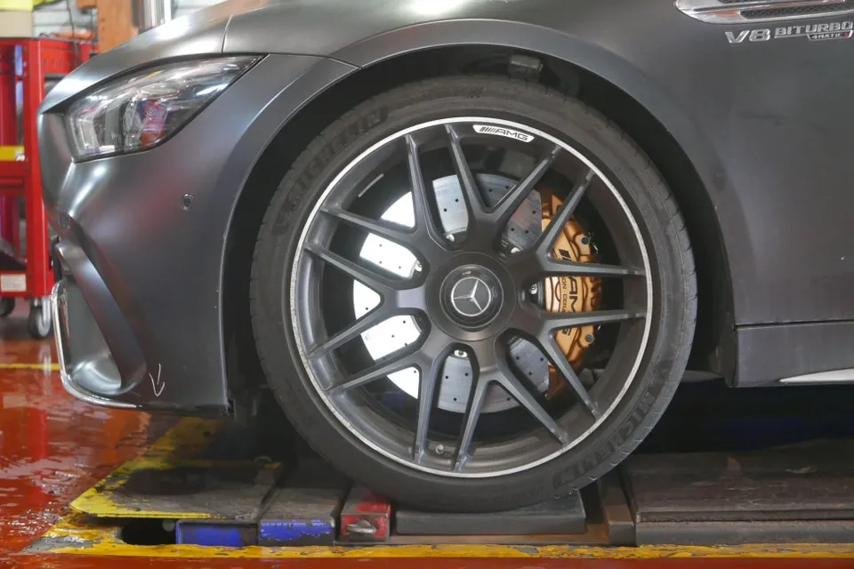 Mercedes-Benz AMG GTのホイールリペア・塗装事例 施工写真 3