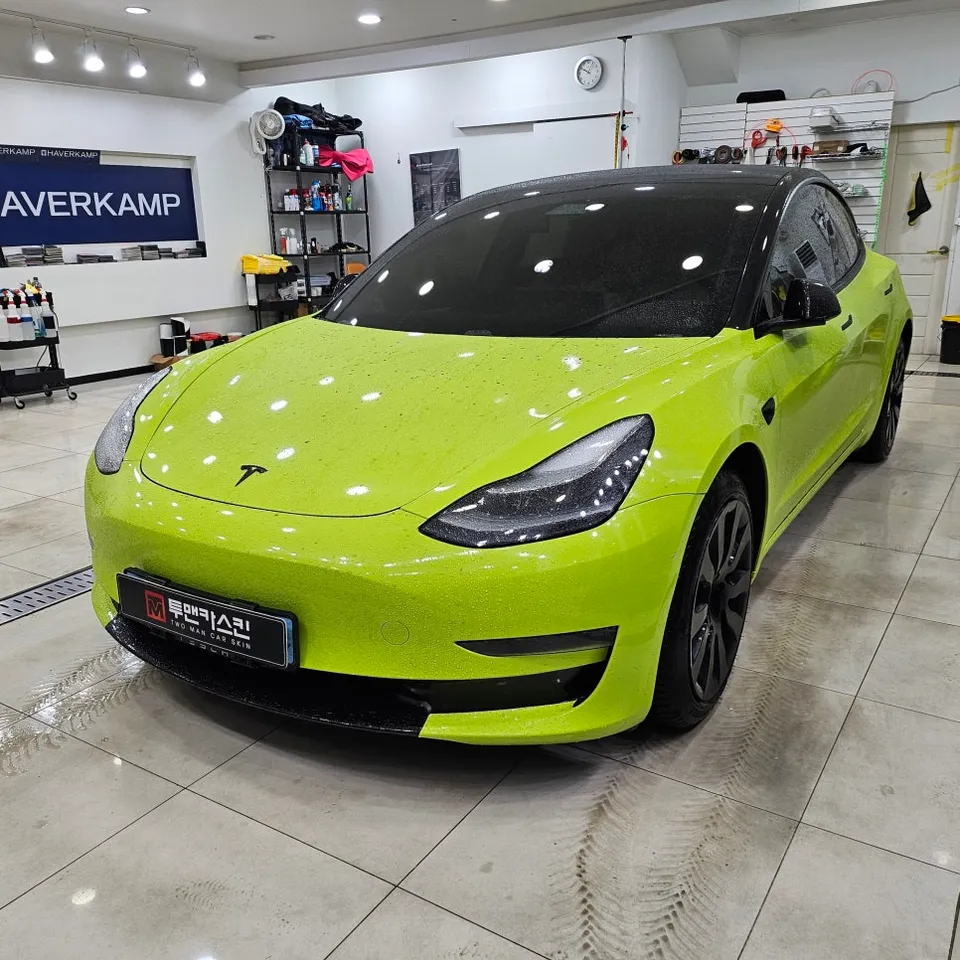 Tesla Model 3のカーラッピング事例|費用目安・注意点 施工写真 2-1