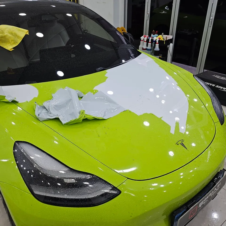 Tesla Model 3のカーラッピング事例|費用目安・注意点 施工写真 1-3