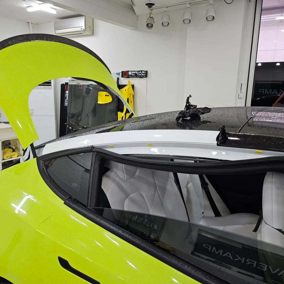Tesla Model 3のカーラッピング事例|費用目安・注意点 施工写真 2-3