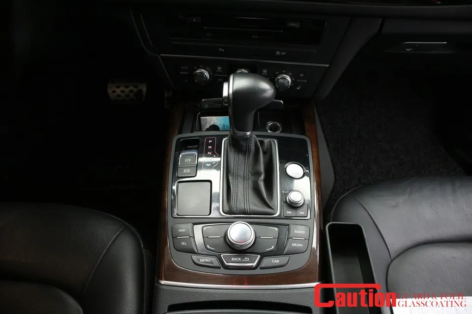 Audi A6のカーラッピング事例｜無光カーボン調インテリア 施工写真 2-1
