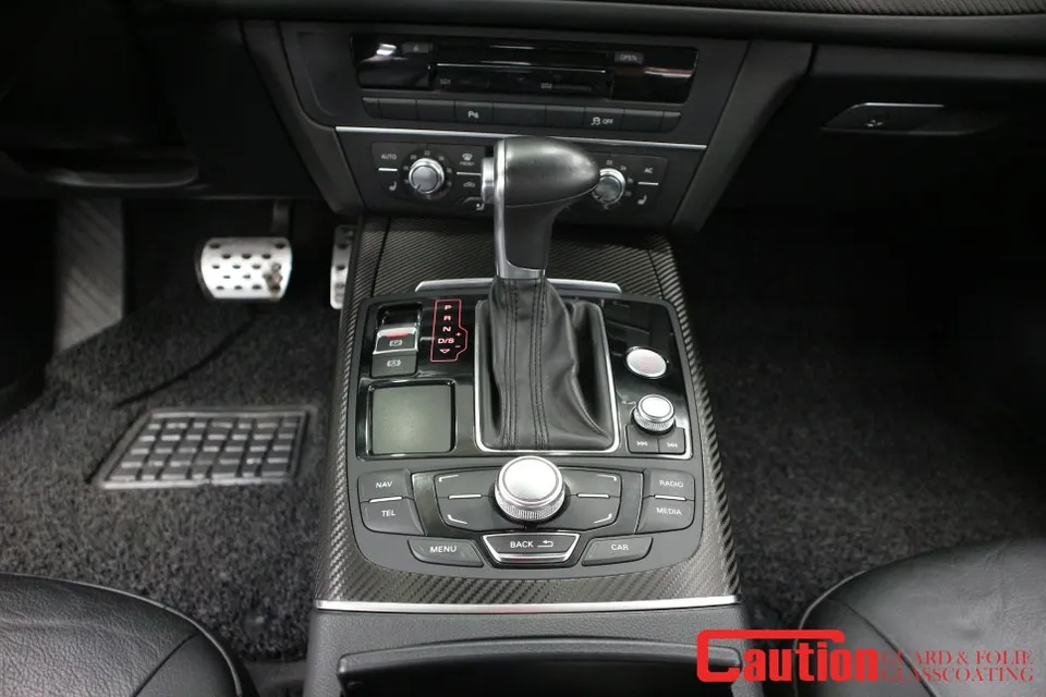 Audi A6のカーラッピング事例｜無光カーボン調インテリア 施工写真 3-3