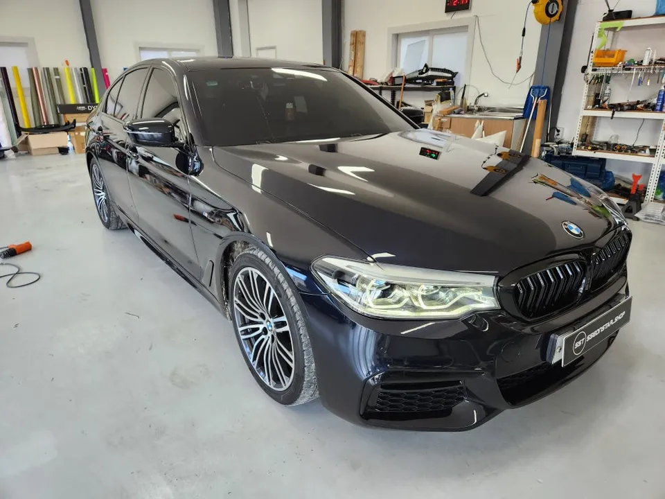 BMW 5 Seriesのカーラッピング事例｜クロームパーツのブラックアウト 施工写真 3-3