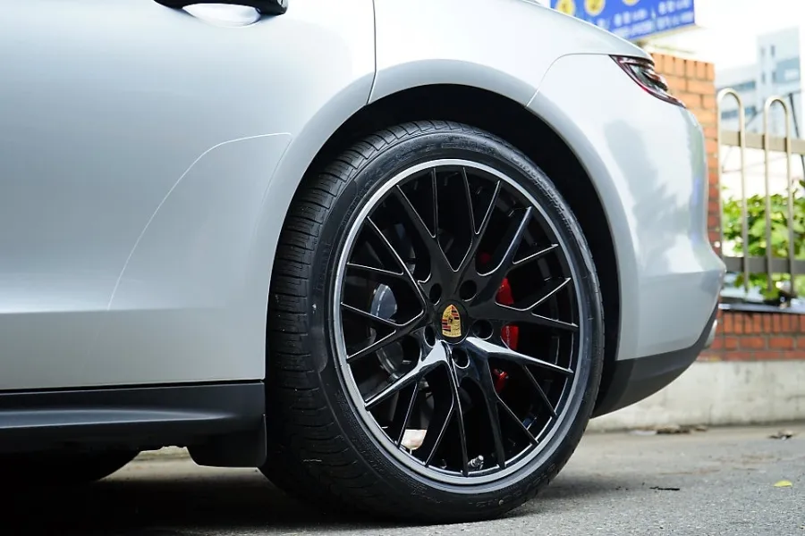 Porsche Panamera 971のホイールリペア・塗装事例 施工写真 3-2