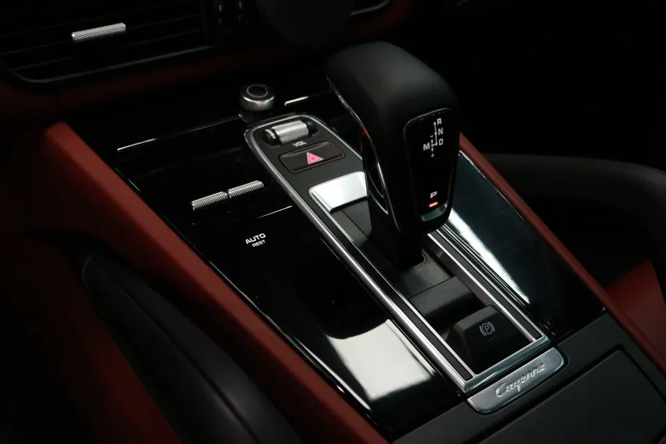 Porsche CayenneのPPF施工事例｜ハイグロスの傷防止 施工写真 2-1