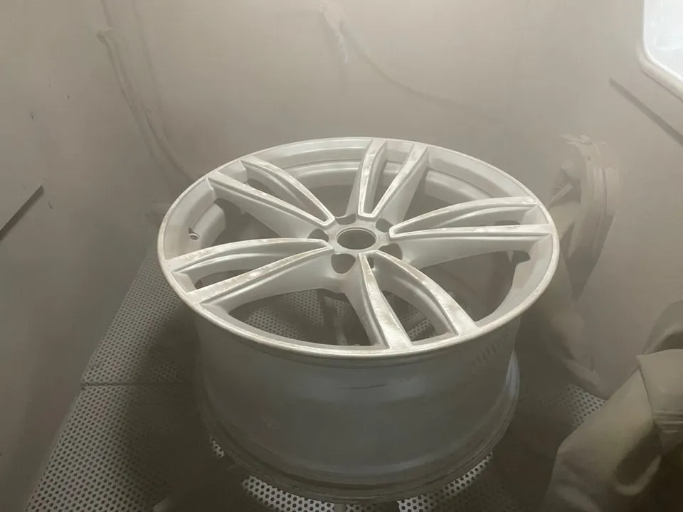 BMW 6GT wheel repair - BMW 6GT Wheel Repair & Painting Review - Gloss Black Finish photo 5