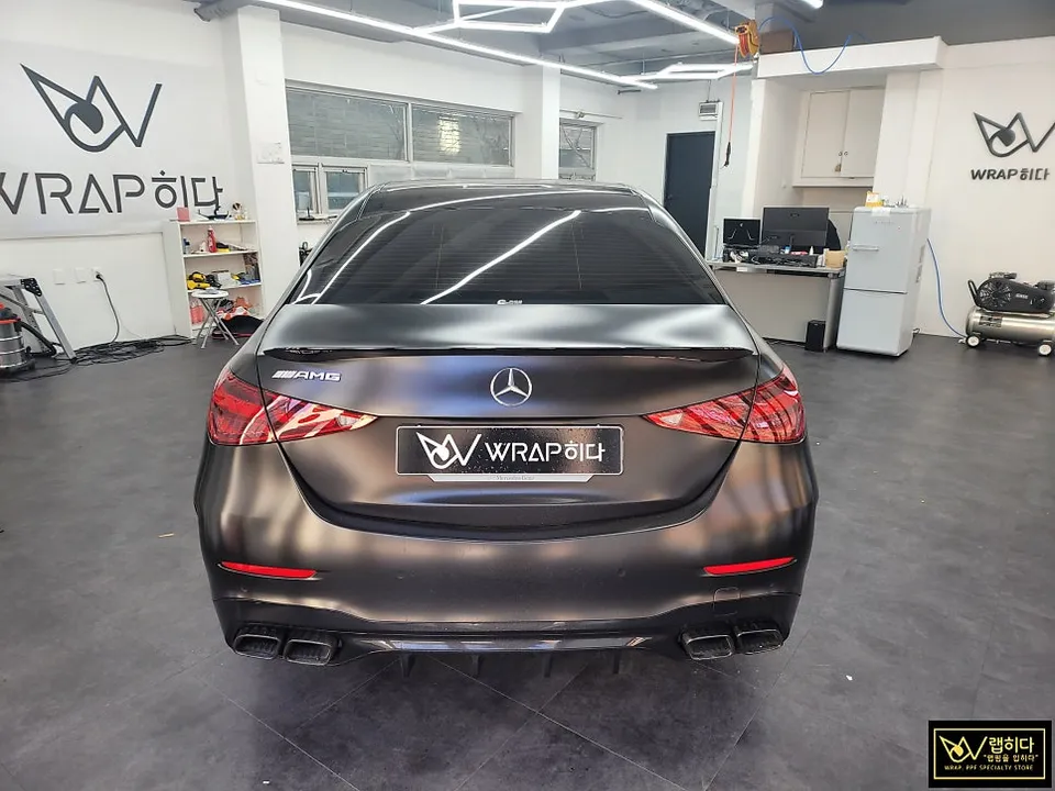 Mercedes-Benz Cクラス W205のカーラッピング事例|費用目安・仕上がり 施工写真 2-1
