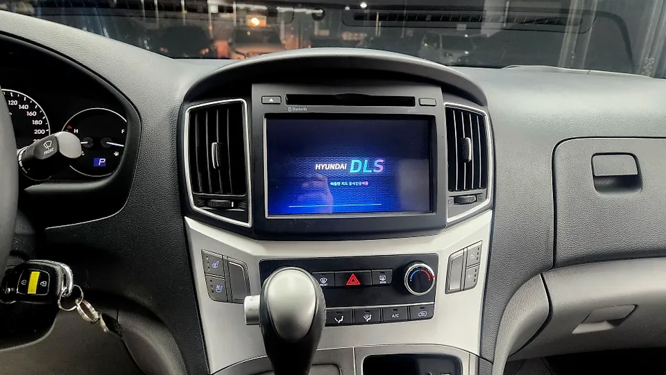 Hyundai StarexのAndroid Auto・CarPlay取付事例 施工写真 3-2