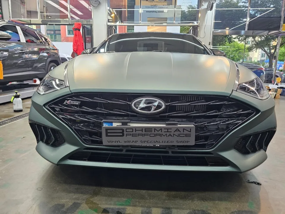 Hyundai Sonata DN8のカーラッピング事例：マットファイングリーン 施工写真 2-1