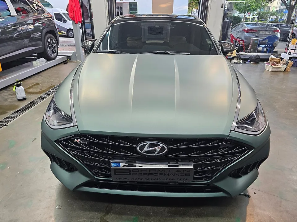 Hyundai Sonata DN8のカーラッピング事例：マットファイングリーン 施工写真 1-2