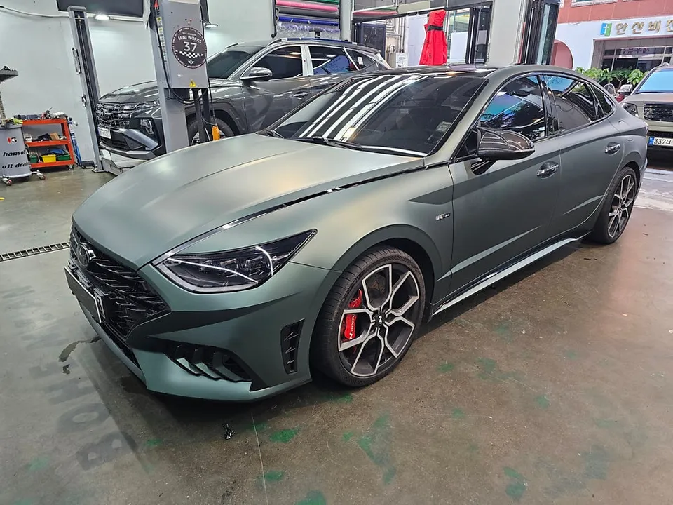 Hyundai Sonata DN8のカーラッピング事例：マットファイングリーン 施工写真 2-2
