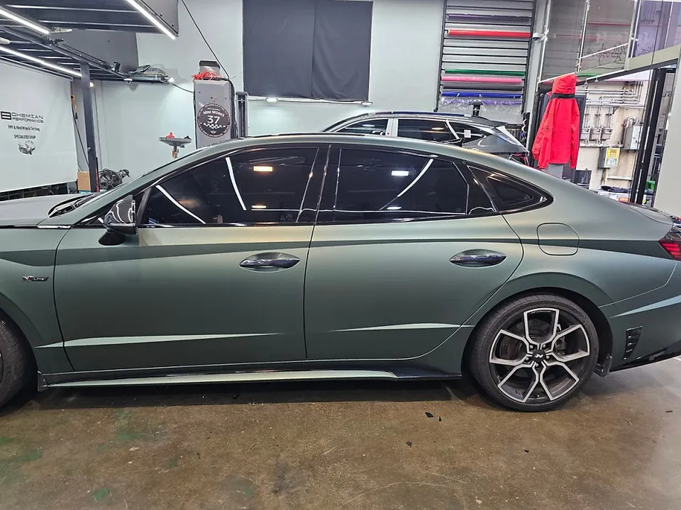Hyundai Sonata DN8のカーラッピング事例：マットファイングリーン 施工写真 3-2