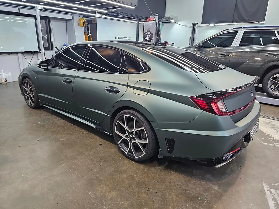 Hyundai Sonata DN8のカーラッピング事例：マットファイングリーン 施工写真 1-3