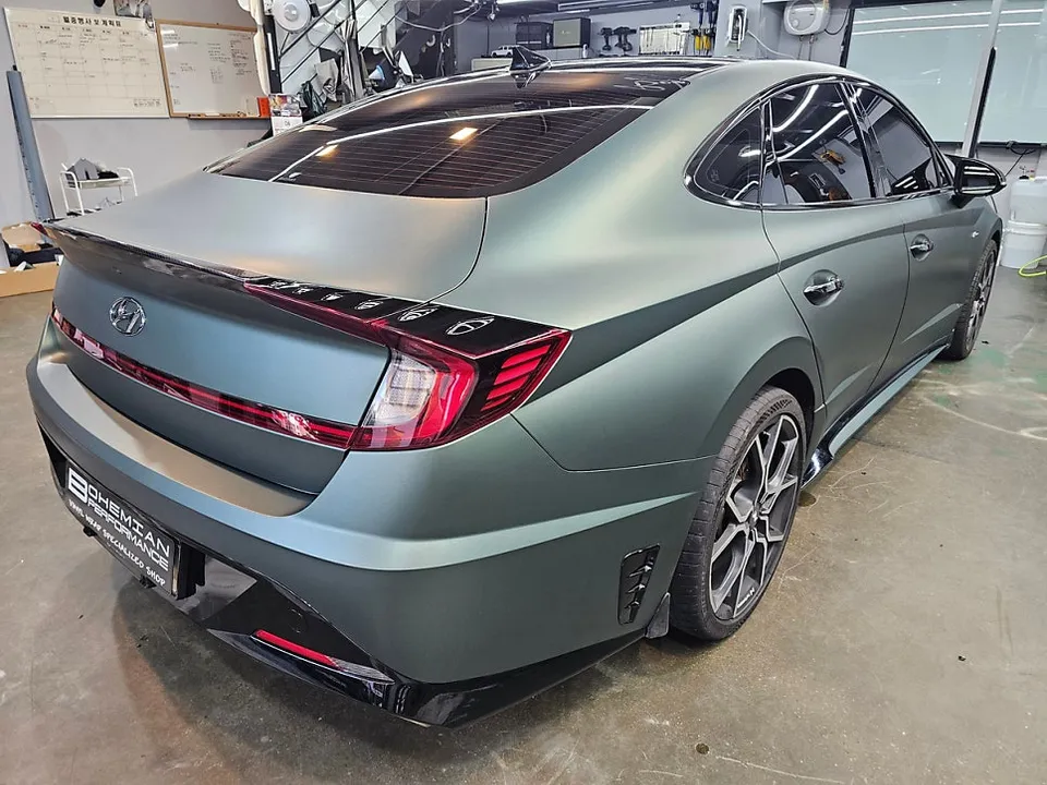 Hyundai Sonata DN8のカーラッピング事例：マットファイングリーン 施工写真 2-3