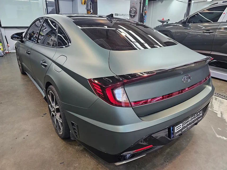 Hyundai Sonata DN8のカーラッピング事例：マットファイングリーン 施工写真 3-3