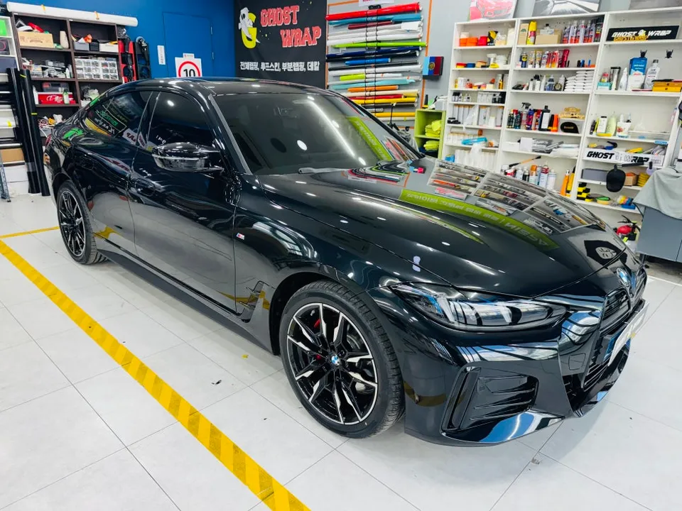 BMW i4 PPF施工事例｜ヘッドライト・ホイールのカスタム 施工写真 2