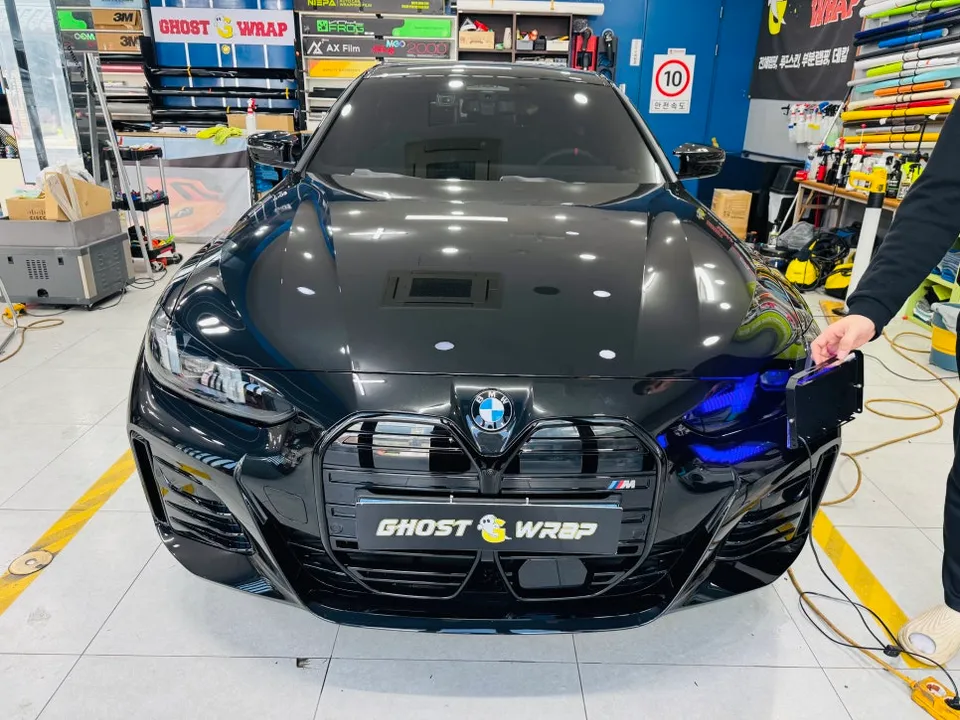 BMW i4 PPF施工事例｜ヘッドライト・ホイールのカスタム 施工写真 4