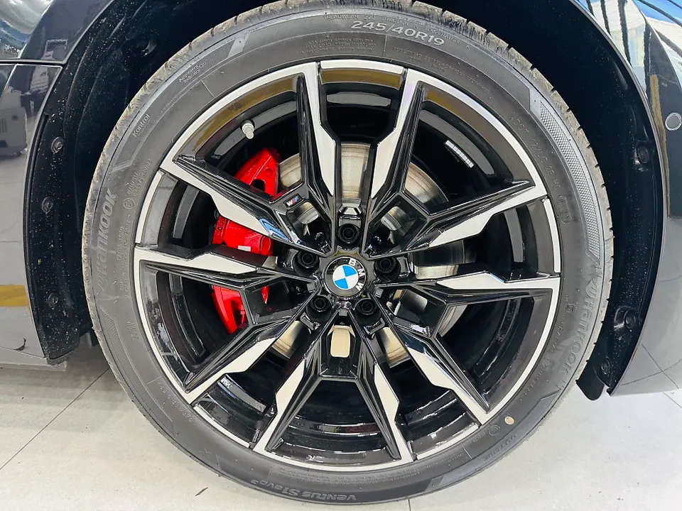 BMW i4 PPF施工事例｜ヘッドライト・ホイールのカスタム 施工写真 6