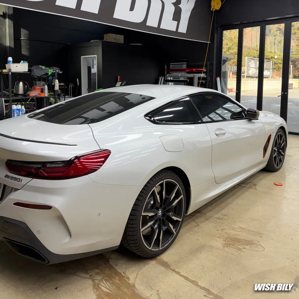 BMW 8 Seriesのカーラッピング事例｜無光カーボン調 施工写真 1-2