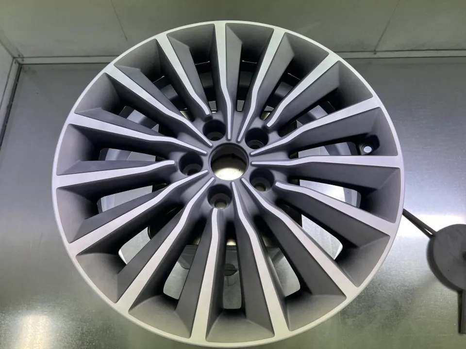 Hyundai Equusのホイールリペア・塗装事例 施工写真 2-2