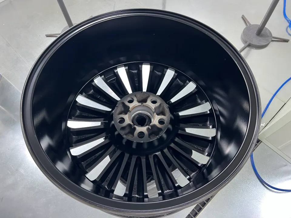 Hyundai Equusのホイールリペア・塗装事例 施工写真 3-2