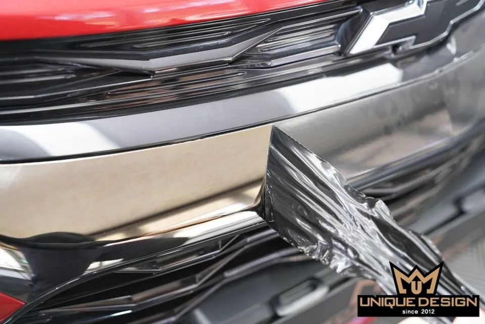 Chevrolet Trailblazer vinyl wrap - Chevrolet Trailblazer Grille Wrap Review: 3D Carbon Redo photo 6