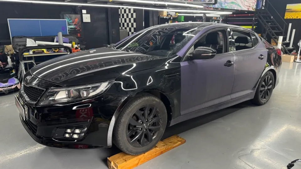 Kia K3のカーラッピング事例|パールブラックの高級感 施工写真 4-1