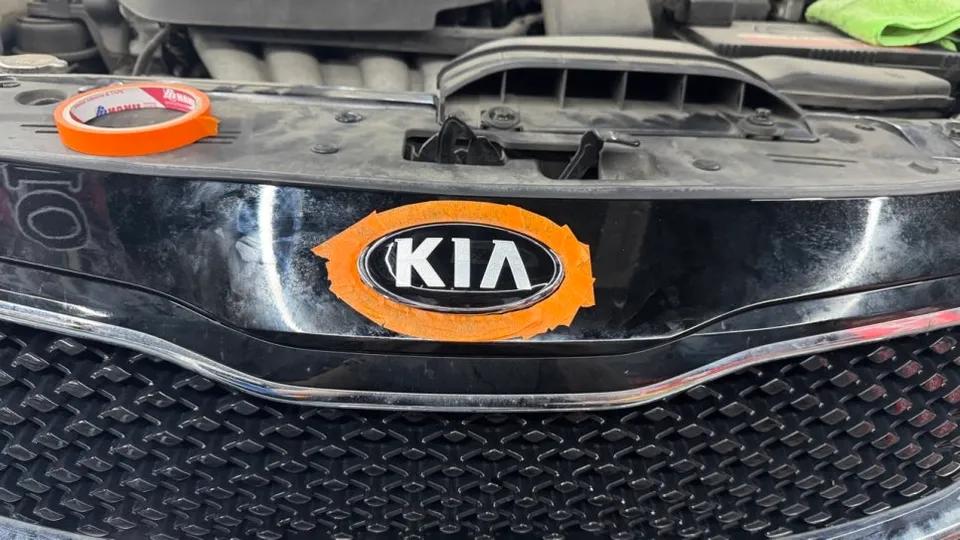 Kia K3のカーラッピング事例|パールブラックの高級感 施工写真 3-2