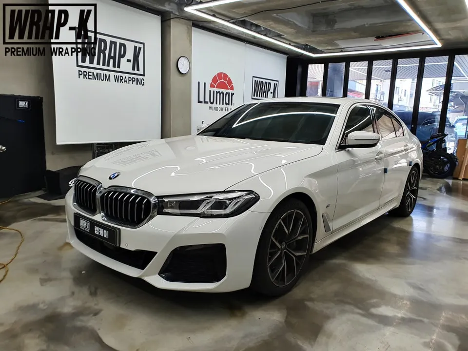 BMW 5 Series G30のカーラッピング事例｜内装カスタム 写真
