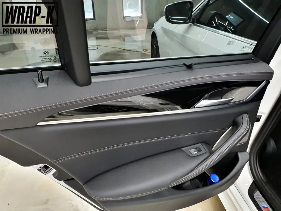 BMW 5 Series G30のカーラッピング事例|内装カスタム 施工写真 4-1