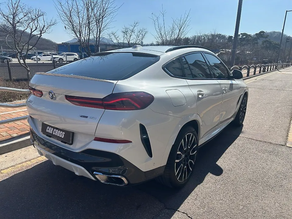 BMW X6のカーラッピング事例:ライト・グリル施工 施工写真 2-1