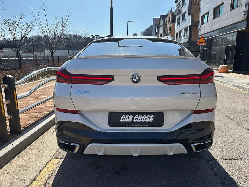 BMW X6のカーラッピング事例:ライト・グリル施工 施工写真 3-1