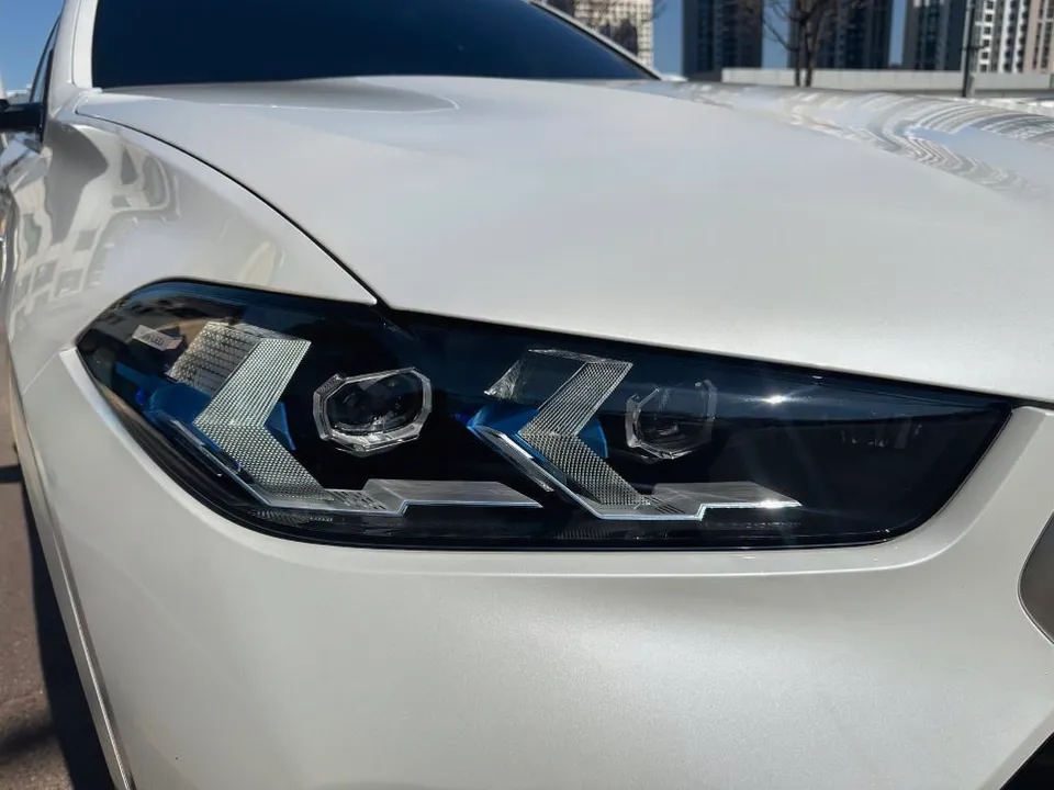 BMW X6のカーラッピング事例:ライト・グリル施工 施工写真 2-2