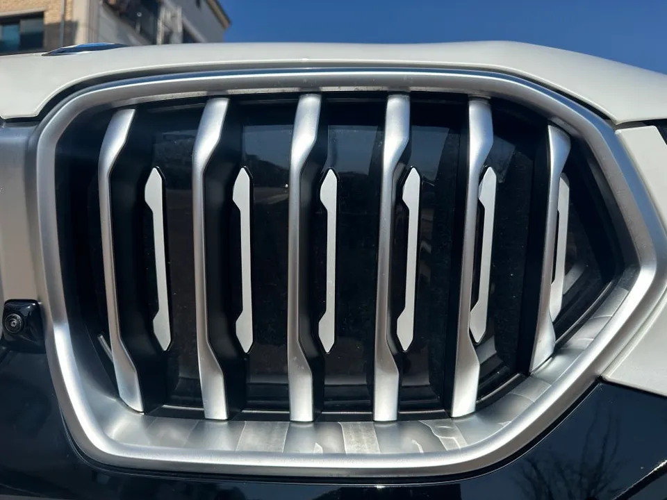 BMW X6のカーラッピング事例:ライト・グリル施工 施工写真 3-2