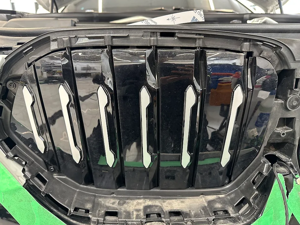BMW X6のカーラッピング事例:ライト・グリル施工 施工写真 1-3