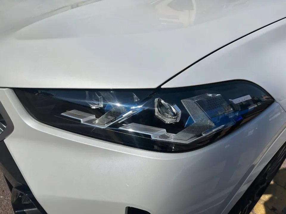 BMW X6のカーラッピング事例:ライト・グリル施工 施工写真 2-3