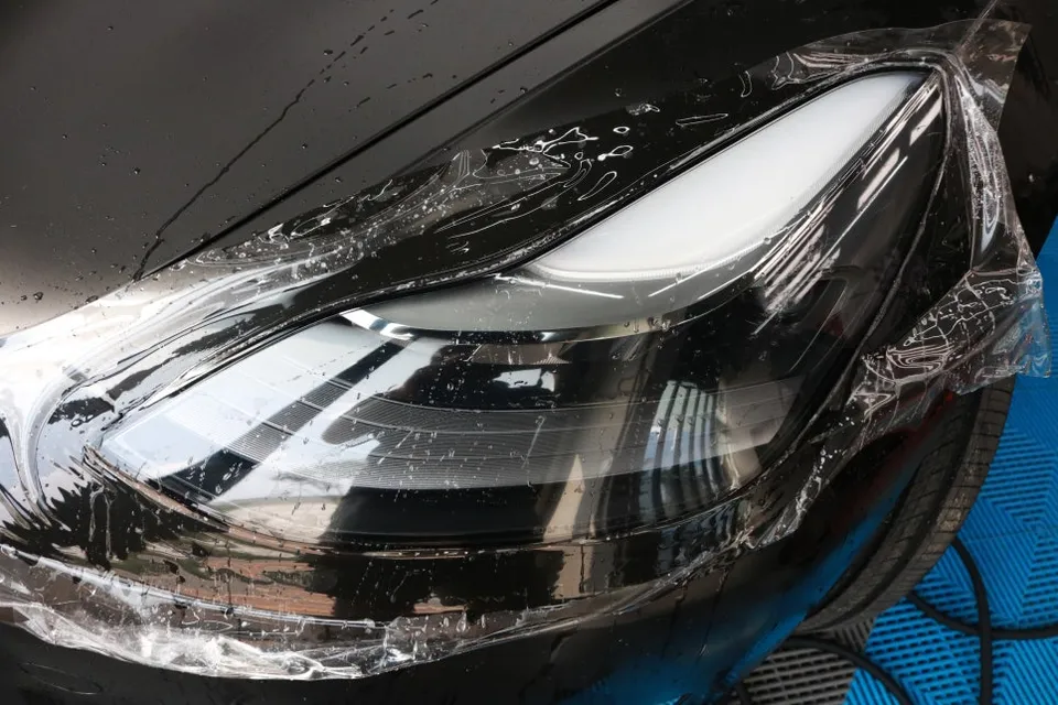 Tesla Model 3のカーラッピング事例|サテンブラックで事故復元 施工写真 1-2